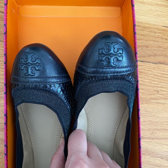 NWB Tory Burch Gabby Ballet-Washed Metallic Python Print; Color: Tory Navy: Sz:6 - Picture 3 of 9